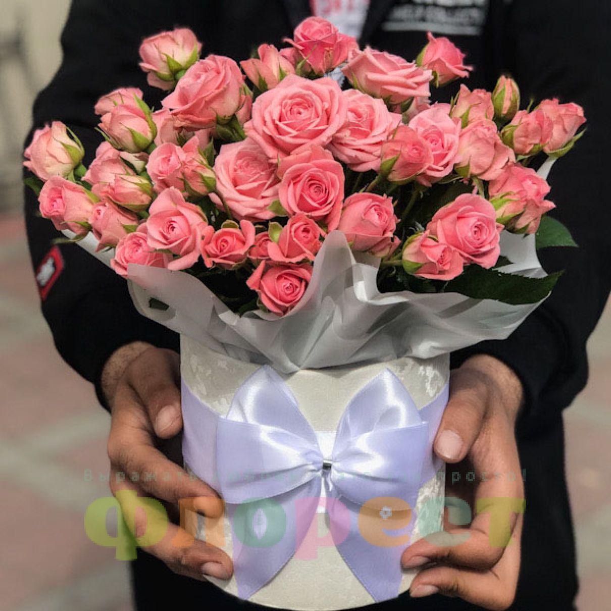 11 кущових троянд в коробці