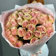 35 рожевих троянд