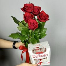 Букет 5 червоних троянд і Рафаелло