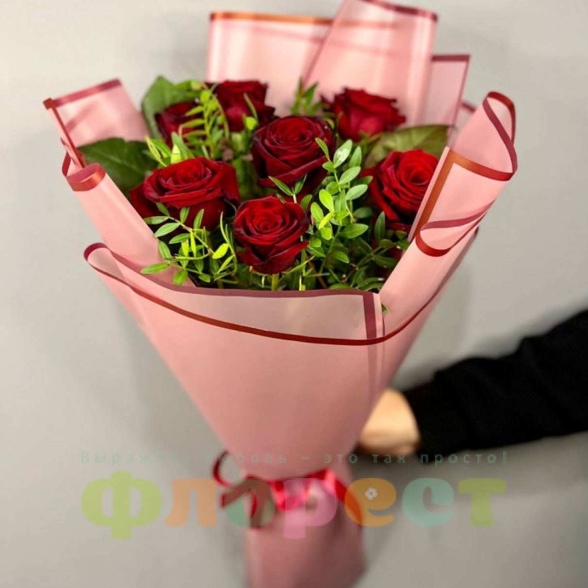 Букет 7 червоних троянд з зеленню