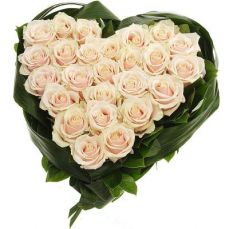 Корзина цветов "Сердце из 25 кремовых роз "