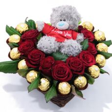 Коробка цветов "Сердце из роз и конфет"